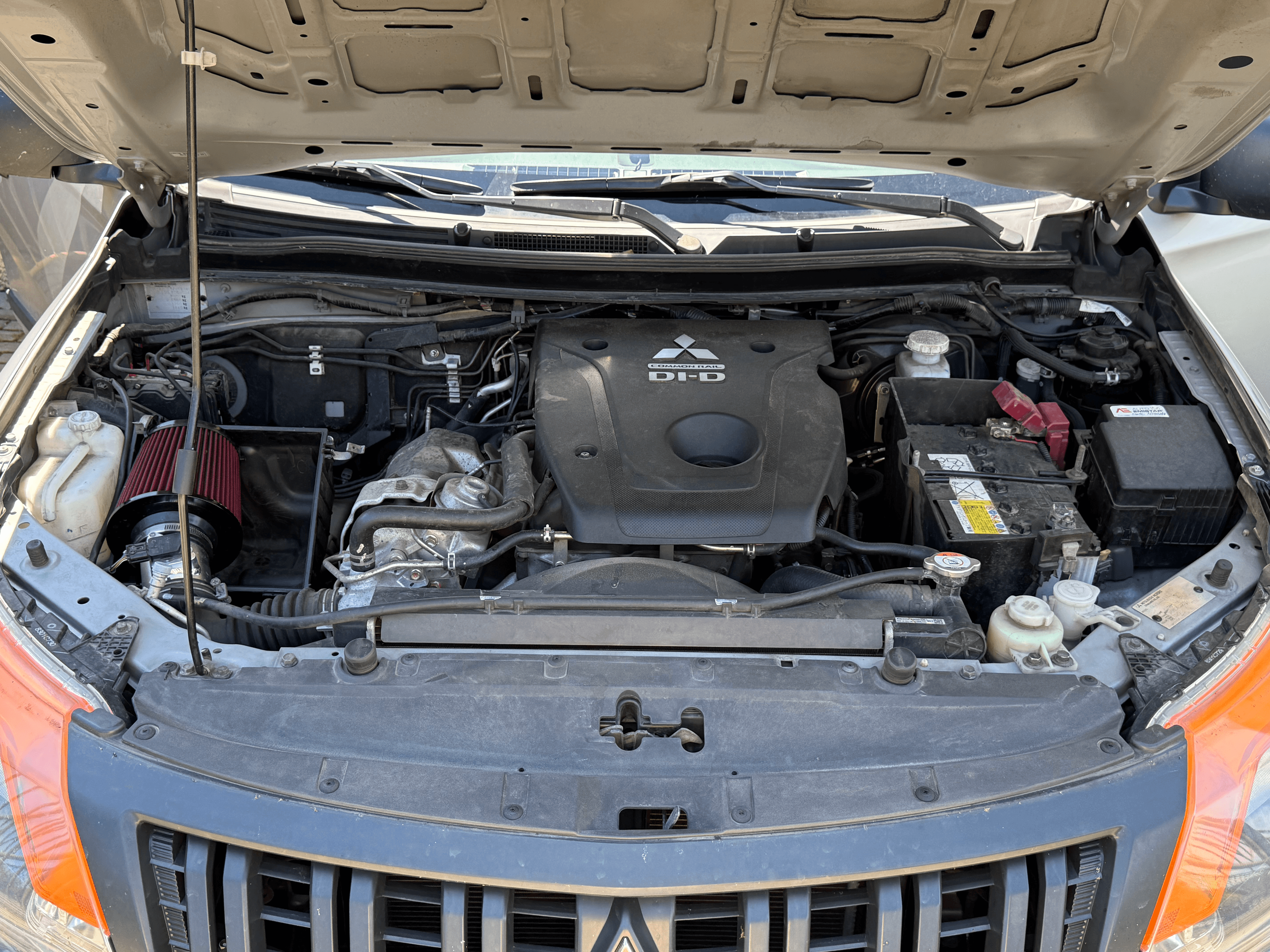 Mitsubishi L200 - Motorový prostor – před detailingem